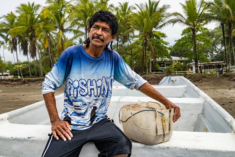 Un costaricain dans un bateau de pêche