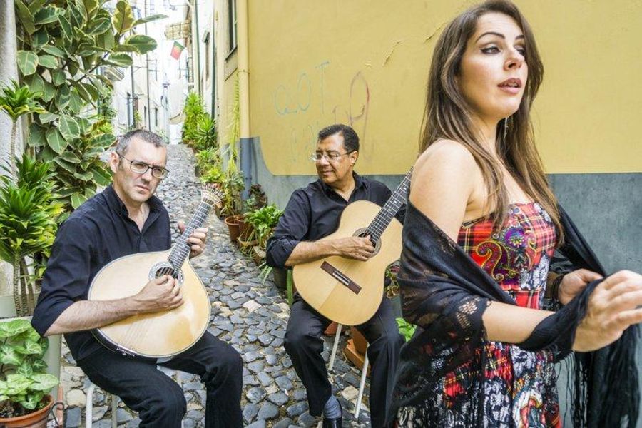 Musiciens jouant du Fado dans les rues du quartier d