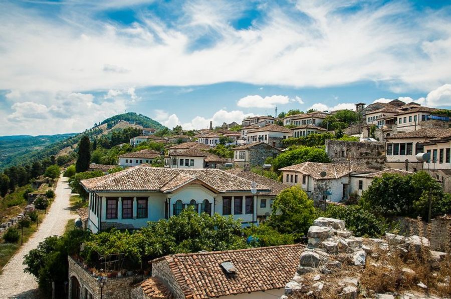 Vue panoramique des maisons ottomanes aux toits de tuiles du village de Berat, Albanie