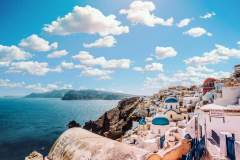 Une vue sur les maisons à Santorin en Grèce