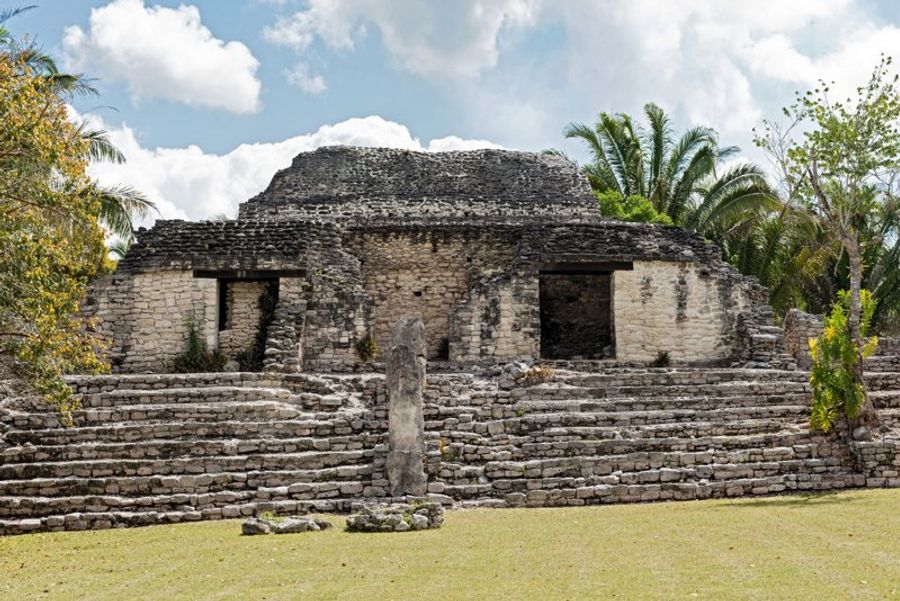 Ruines mayas de Kohunlich entourées de palmiers