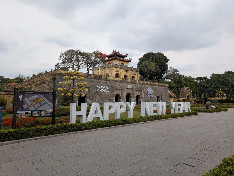 Entrée de la Cité impériale de Thang Long décorée pour le Nouvel An.