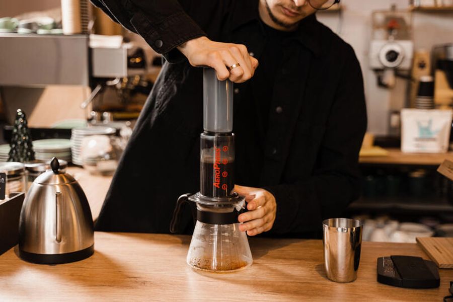 Préparation de café avec une AeroPress, méthode compacte idéale pour le camping et le van