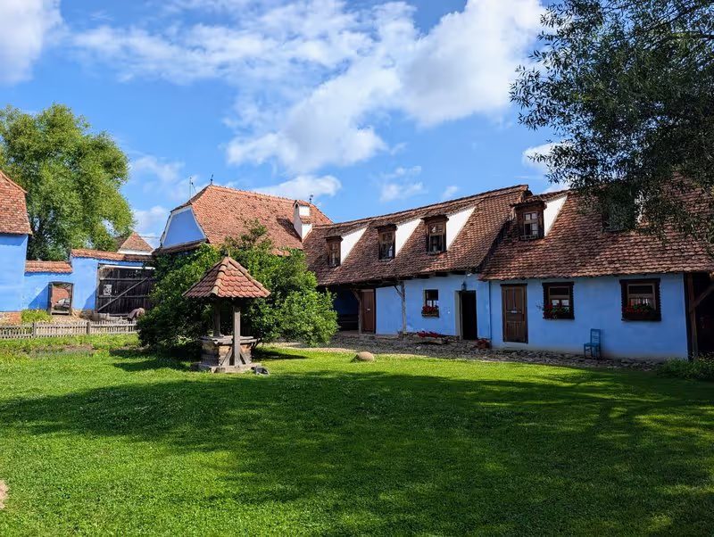Maison saxonne bleue traditionnelle dans le village de Viscri, patrimoine UNESCO de Transylvanie.