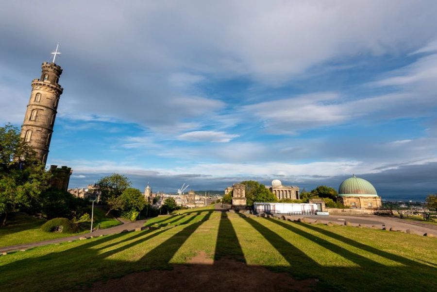 Le Nelson Monument au sommet de Calton Hill, avec vue dégagée sur Édimbourg et le Firth of Forth.