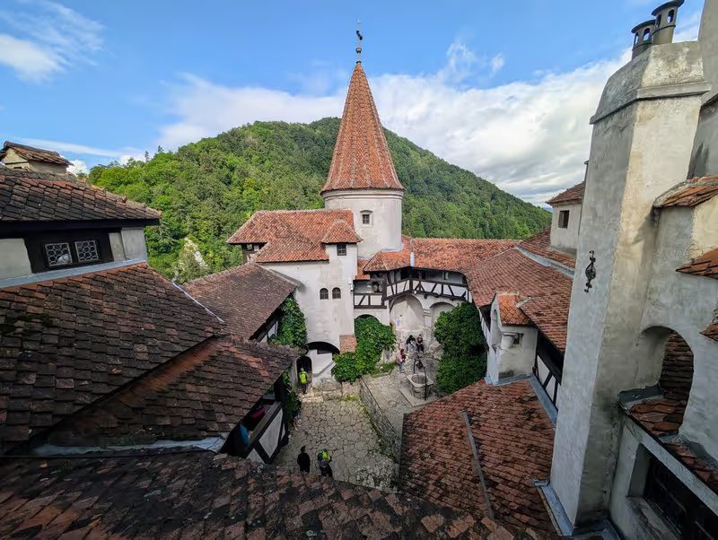 Vue intérieure du château de Bran en Transylvanie, entouré de verdure