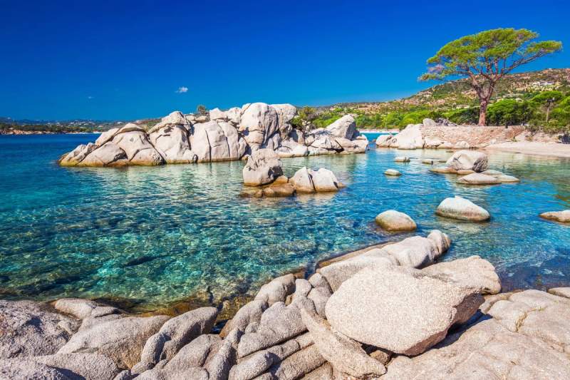 Plage de Palombaggia en Corse avec ses rochers, son eau turquoise et son cadre naturel préservé.