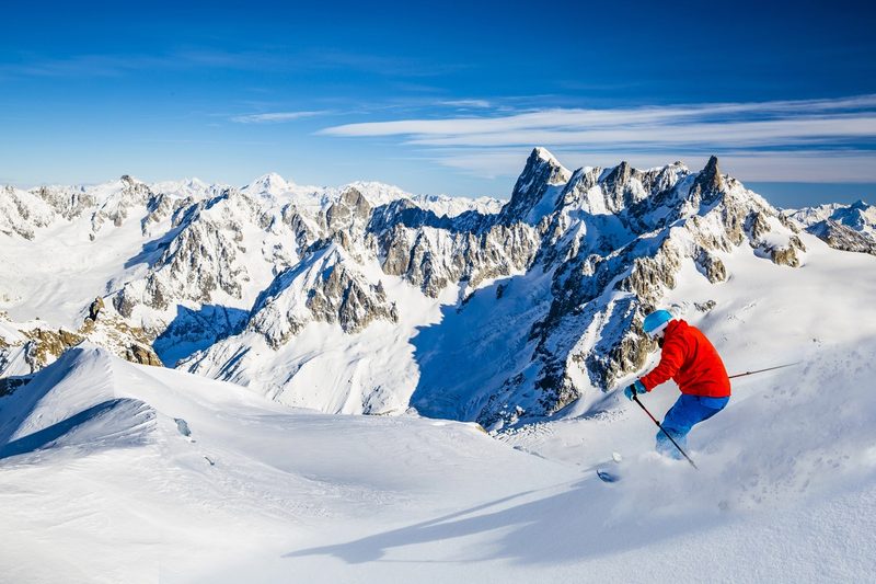 Skieur en freeride à Chamonix face aux sommets enneigés du massif du Mont-Blanc