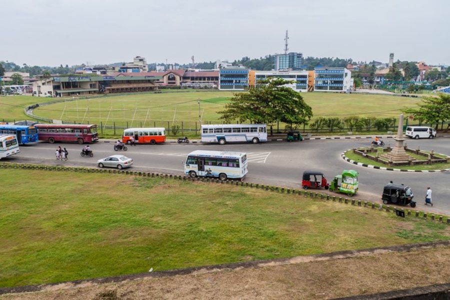 Vue du stade international de cricket de Galle depuis les remparts avec circulation autour