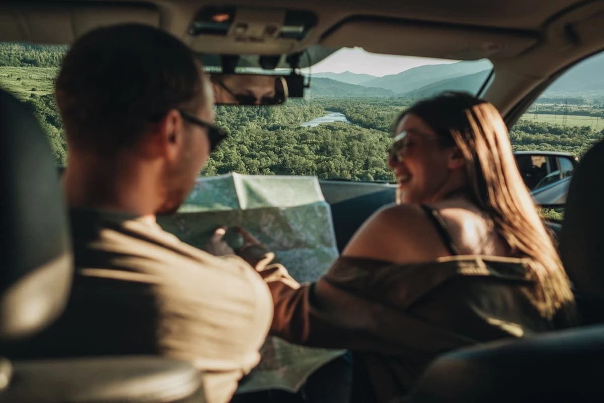 Un couple en voiture lors d'un road trip