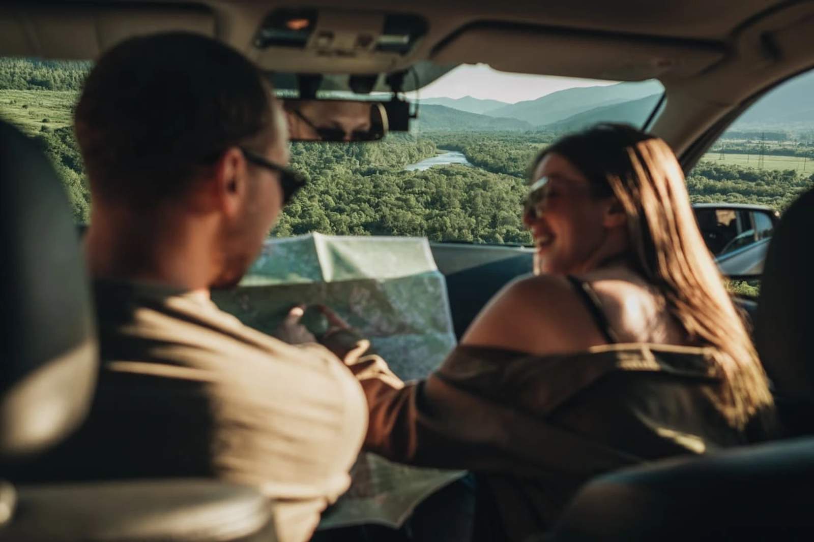Un couple en voiture lors d'un road trip