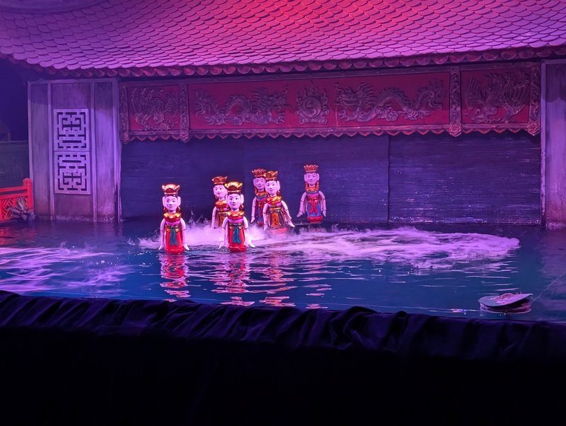 Spectacle de marionnettes sur l’eau au théâtre de Hanoï.