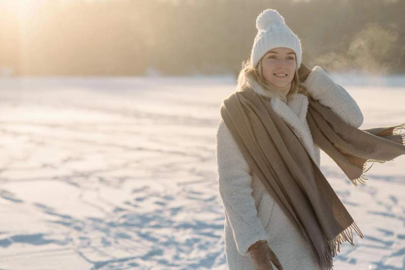 Une femme parée d'accessoires hivernaux