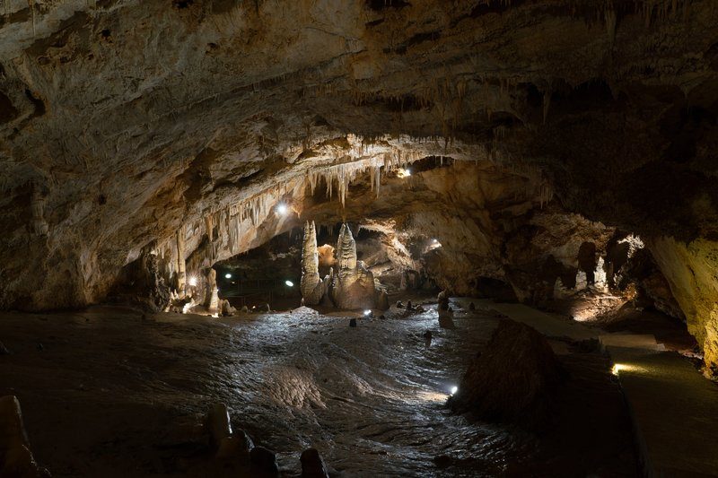 Grotte de Lipa à Cetinje – stalactites et stalagmites illuminés dans une caverne calcaire au Monténégro