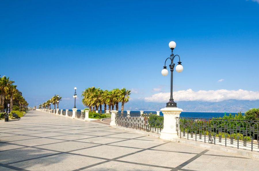 Promenade Lungomare Falcomatà bordée de palmiers