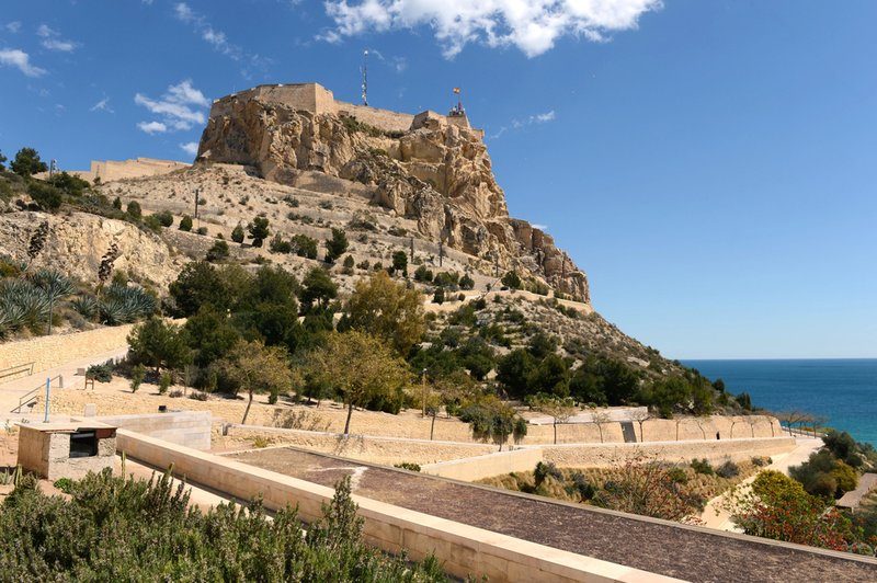 Château de Santa Bárbara perché sur la colline avec vue sur la mer à Alicante.