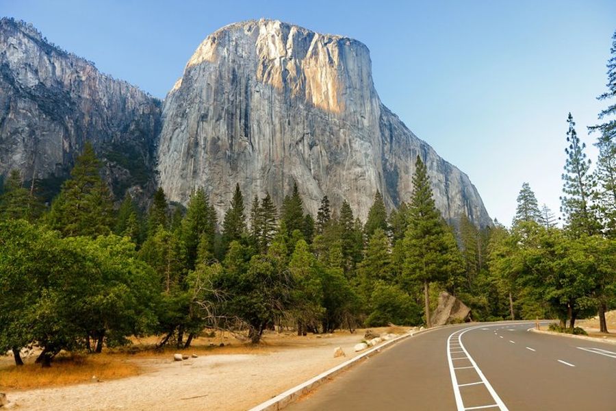 Route longeant El Capitan dans la vallée de Yosemite, Californie