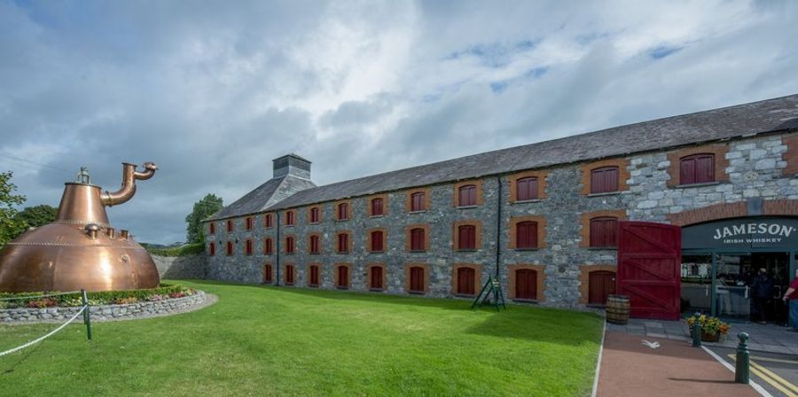 Extérieur de la distillerie Jameson à Midleton, célèbre pour son whisky irlandais.