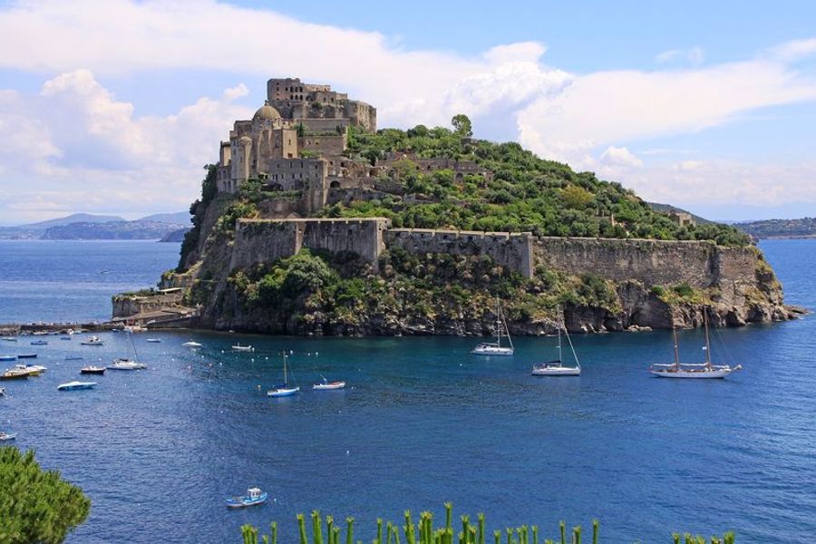 Château Aragonais dominant la côte à Reggio.