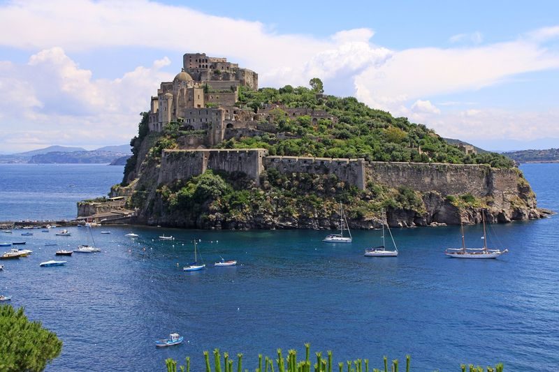 Château Aragonais dominant la côte à Reggio.
