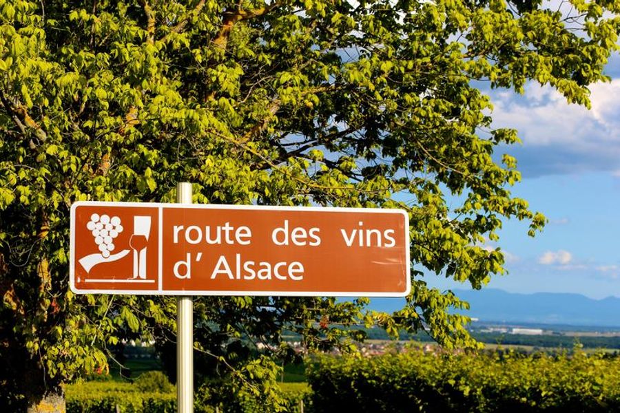 Panneau signalétique rouge de la route des vins d