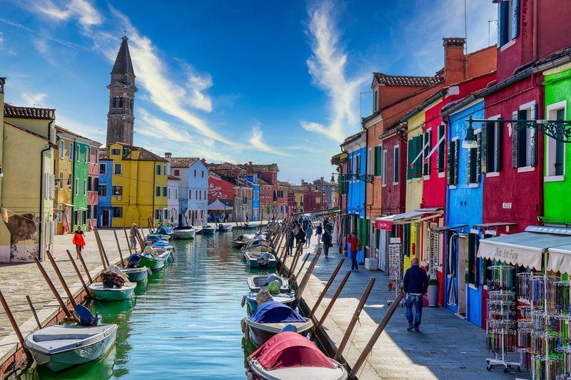 Vue du canal de Burano avec ses maisons colorées et ses bateaux amarrés.