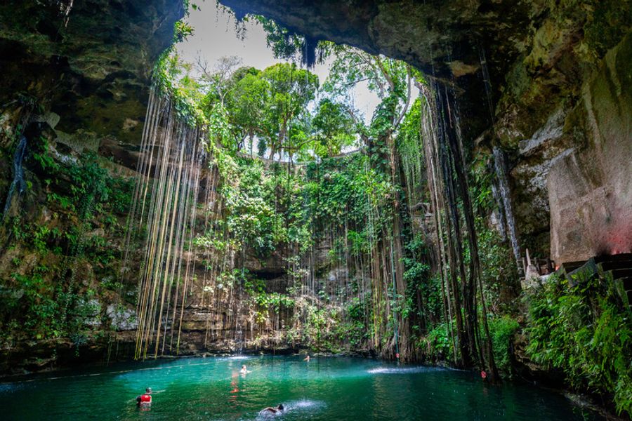 Cénote aux eaux turquoise près de Cancún, Mexique