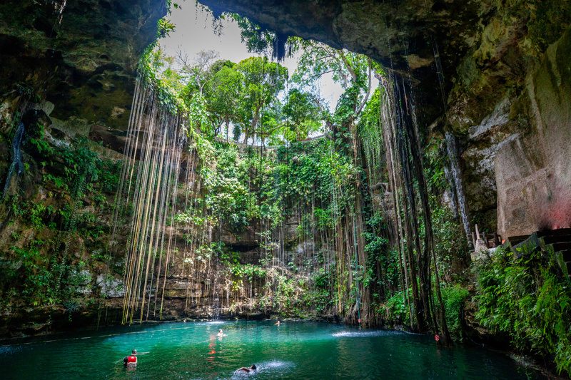 Cénote aux eaux turquoise près de Cancún, Mexique
