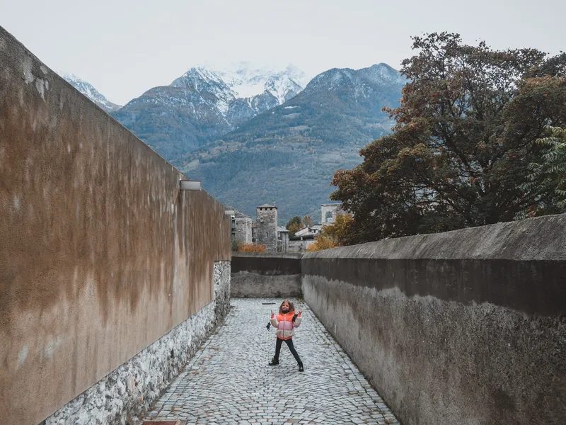 Anna entre les murs de l