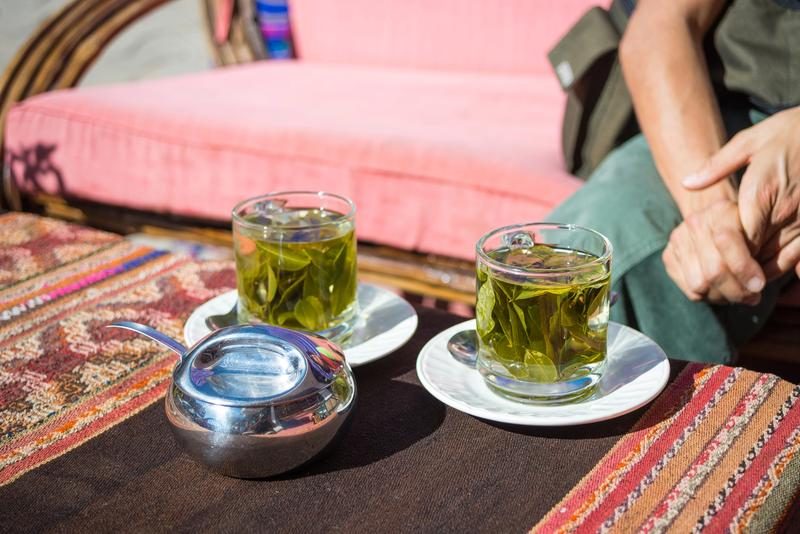Tasses de thé de coca traditionnel sur une table andine