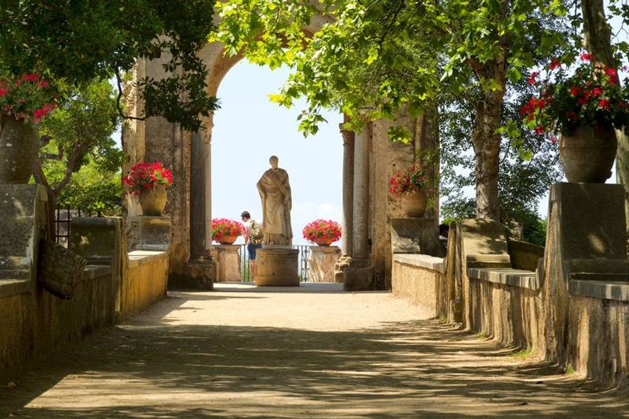 Jardin avec des fleur et une statue