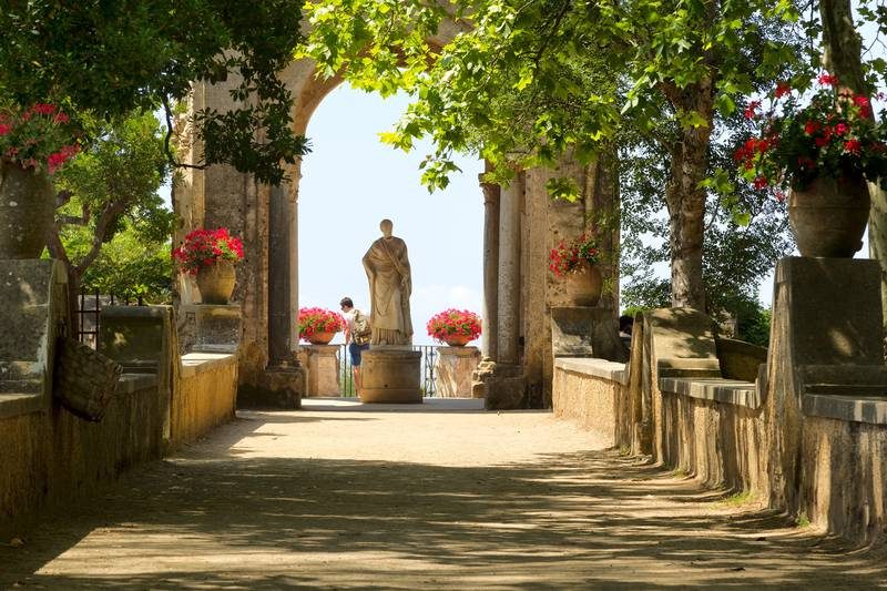 Jardin avec des fleur et une statue