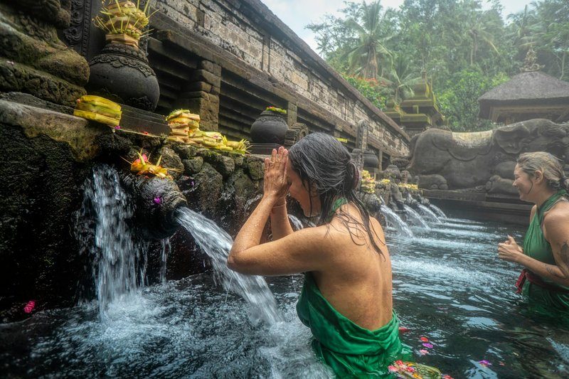 Femme participant à un rituel de purification au temple Tirta Empul.