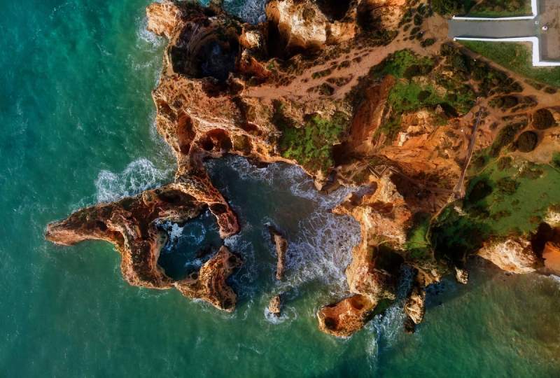 Vue aérienne spectaculaire des formations rocheuses et des falaises de Lagos, Portugal. ​