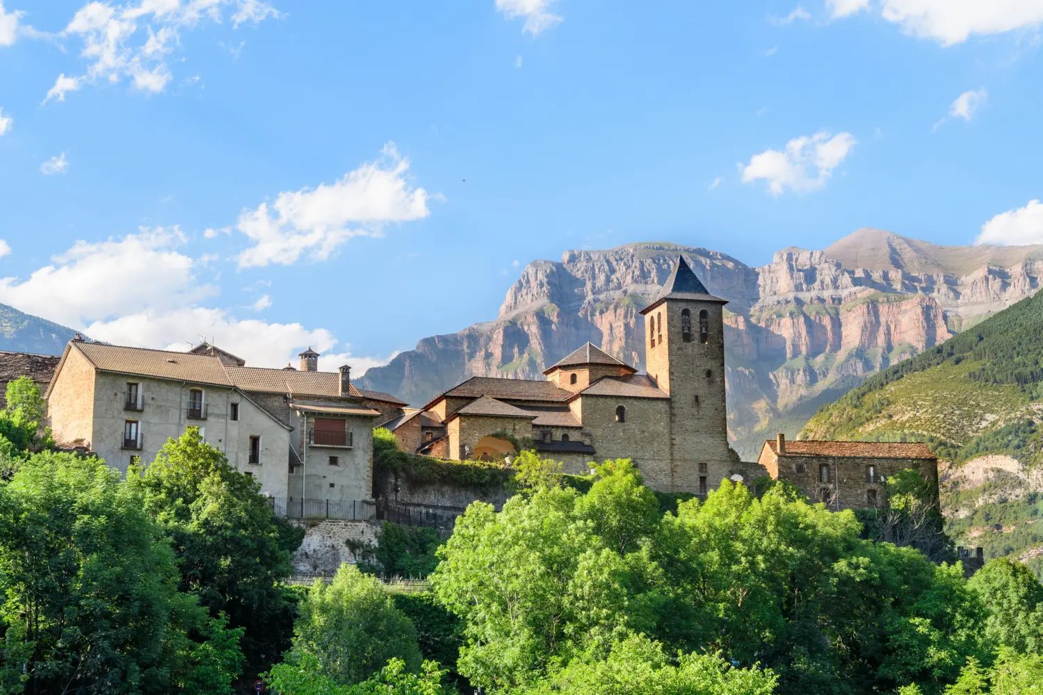 Découvrez pourquoi la voiture est idéale pour explorer les Pyrénées espagnoles : liberté, paysages variés, villages authentiques et itinéraires parfaits pour 2 jours.