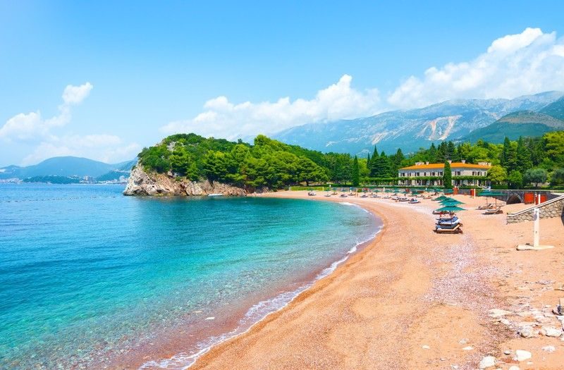 Queen’s Beach près de Bar au Monténégro avec eau turquoise et plage de sable