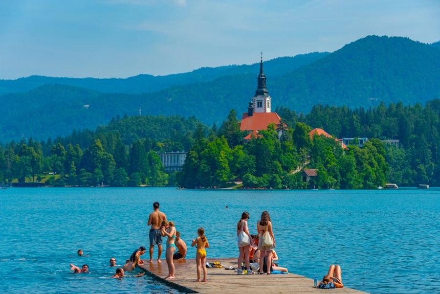 Lac Bled en Slovénie – baigneurs sur un ponton avec l