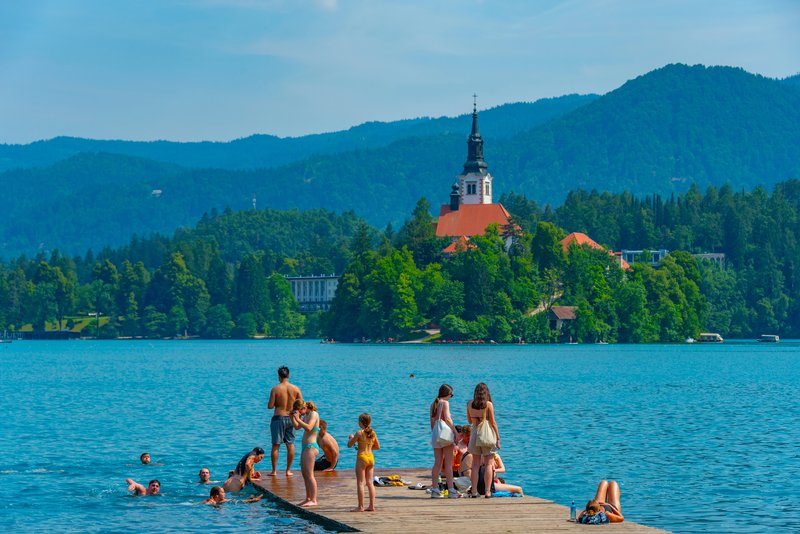 Lac Bled en Slovénie – baigneurs sur un ponton avec l