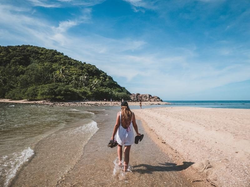 Plage de Thaïlande avec Maud marchant sur le sable