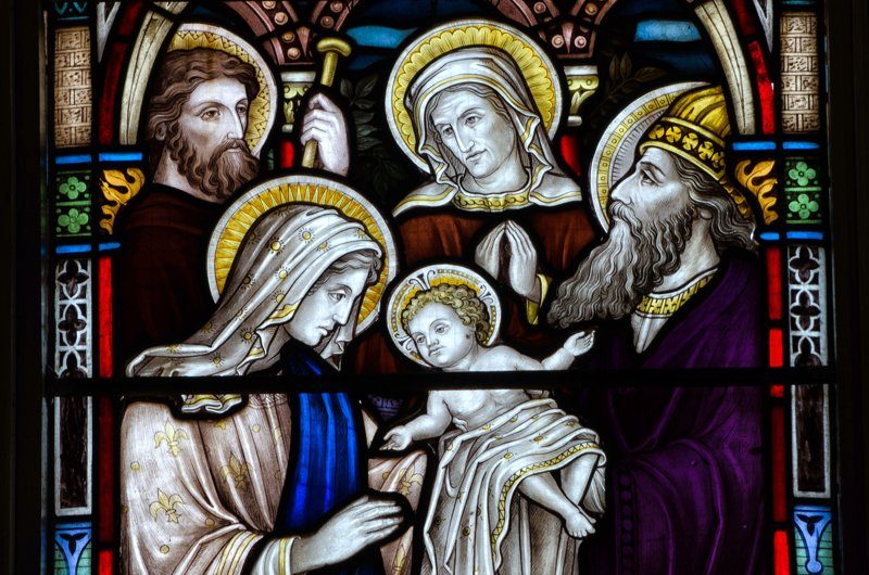 Vitrail coloré représentant une scène religieuse dans l