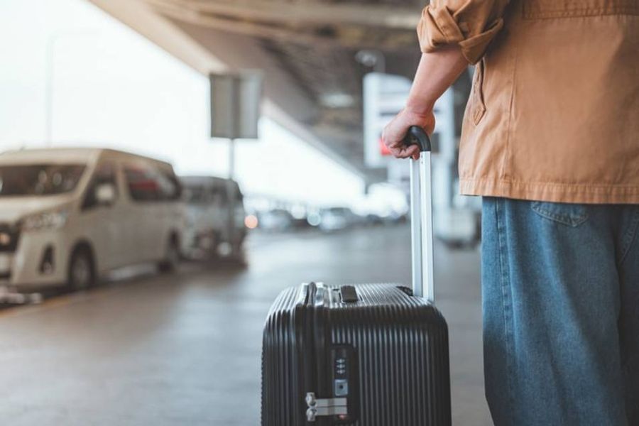 Valise en main, à l