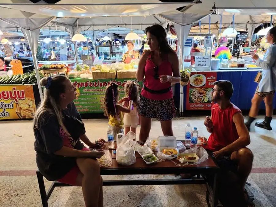 Nous et des amis entrain de manger au marché de nuit de Chaweng