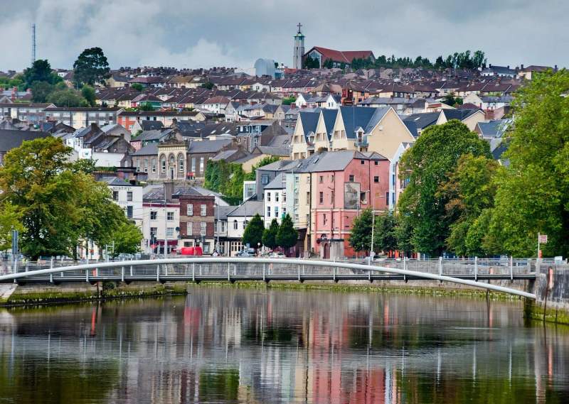 Vue panoramique de la ville de Cork avec la rivière et les bâtiments colorés.