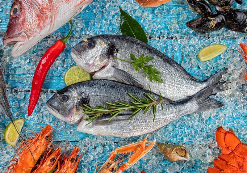 Poissons et fruits de mer frais sur glace au marché de Piran, Slovénie