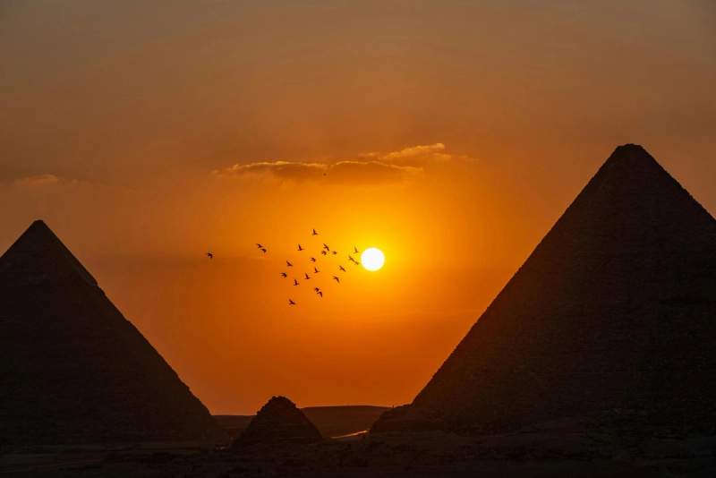 Un coucher de soleil au milieu des pyramides égyptienne