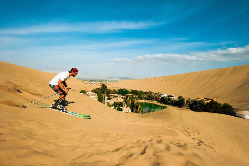 Un voyageur pratique le ski sur sable dans les dunes de Huacachina, près de l’oasis au Pérou.