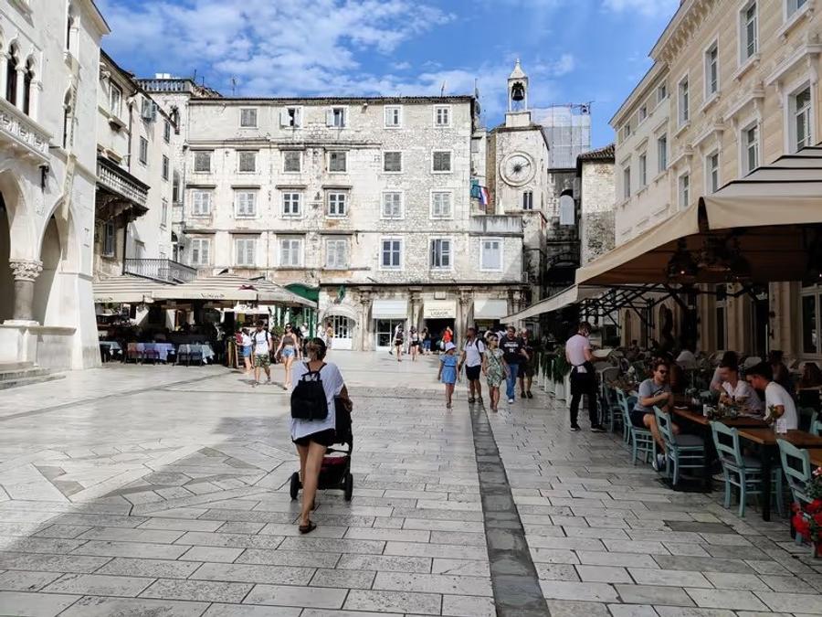 Les ruelles de Split en Croatie avec le Palais de Dioclétien : ambiance méditerranéenne sur la côte dalmate lors d'un road trip de 15 jours.