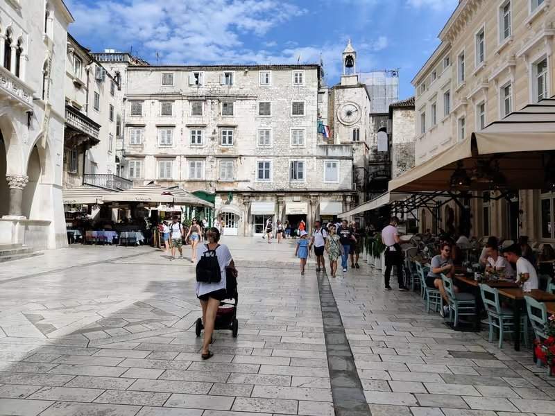 Les ruelles de Split en Croatie avec le Palais de Dioclétien : ambiance méditerranéenne sur la côte dalmate lors d'un road trip de 15 jours.