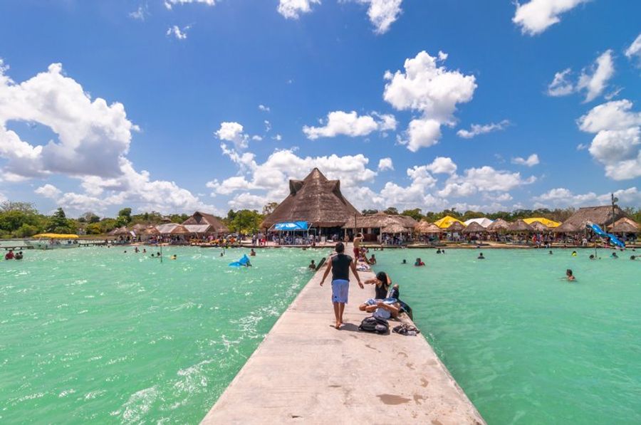Vue panoramique des balnearios à Bacalar avec eau cristalline