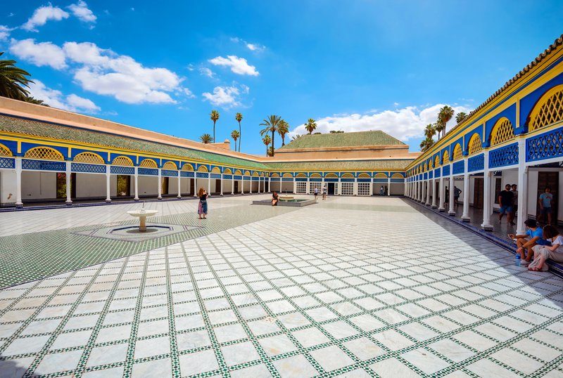 Cour intérieure du Palais de la Bahia à Marrakech, avec mosaïques, fontaine centrale et architecture traditionnelle marocaine.
